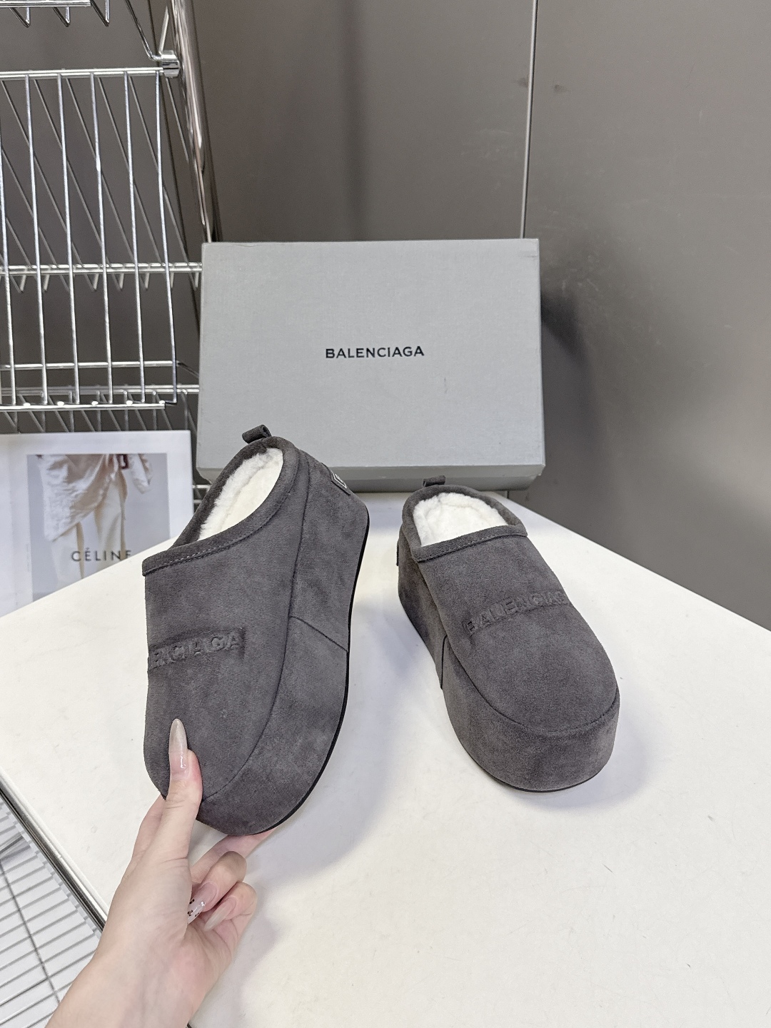  BALENCIAGA巴黎世家秋冬最新款厚底毛毛拖
时装博主与欧美明星大爱款 冬季必备款 时尚却不过分张