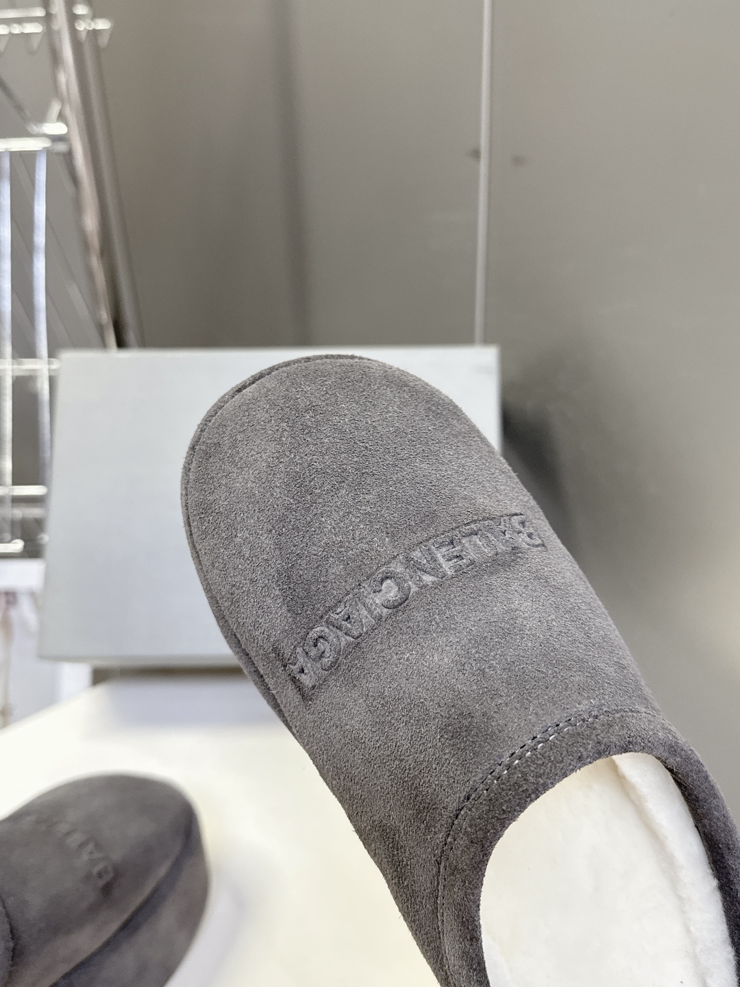  BALENCIAGA巴黎世家秋冬最新款厚底毛毛拖
时装博主与欧美明星大爱款 冬季必备款 时尚却不过分张