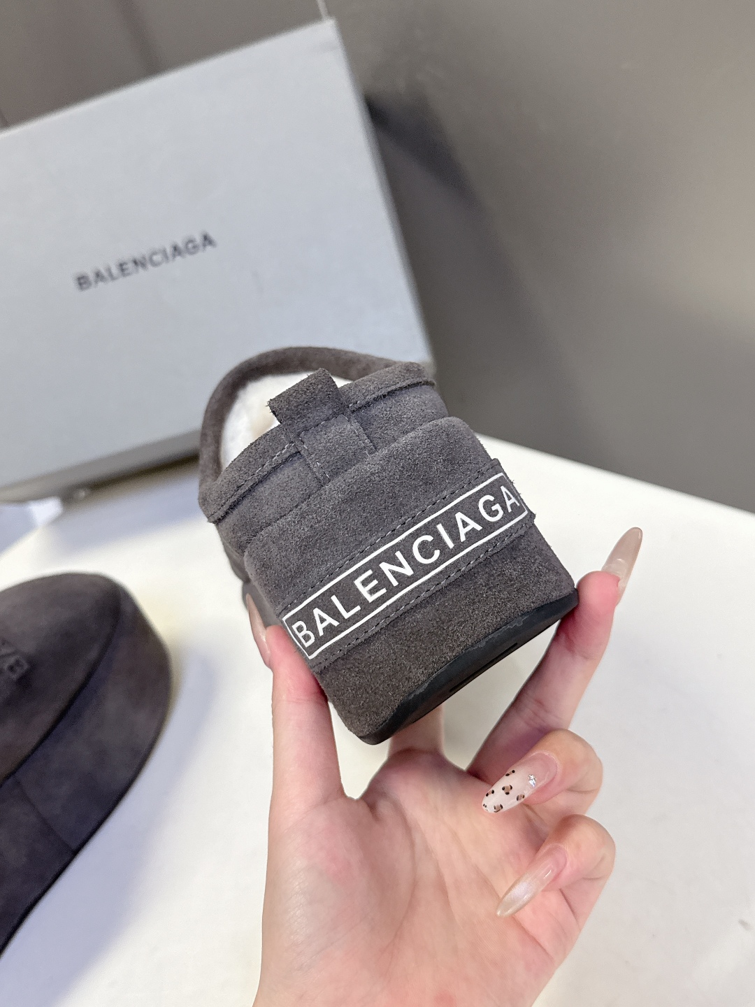  BALENCIAGA巴黎世家秋冬最新款厚底毛毛拖
时装博主与欧美明星大爱款 冬季必备款 时尚却不过分张