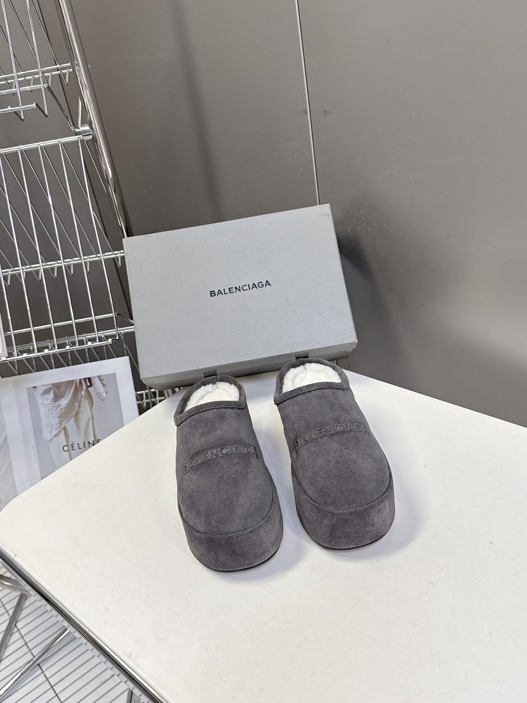  BALENCIAGA巴黎世家秋冬最新款厚底毛毛拖
时装博主与欧美明星大爱款 冬季必备款 时尚却不过分张