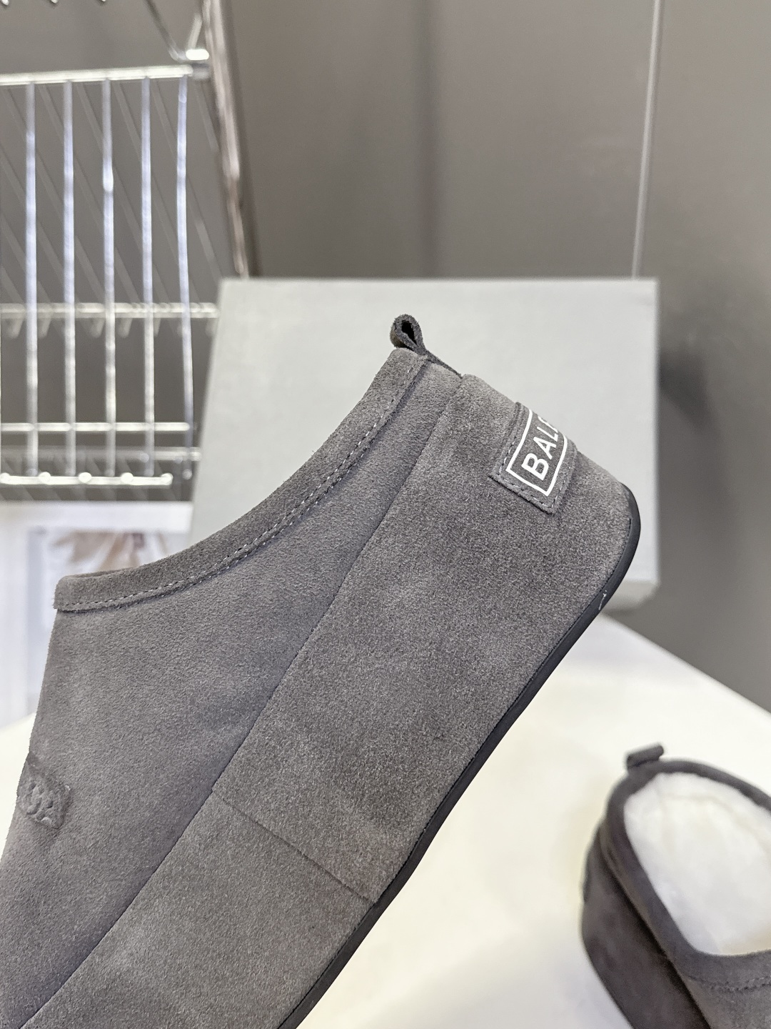  BALENCIAGA巴黎世家秋冬最新款厚底毛毛拖
时装博主与欧美明星大爱款 冬季必备款 时尚却不过分张