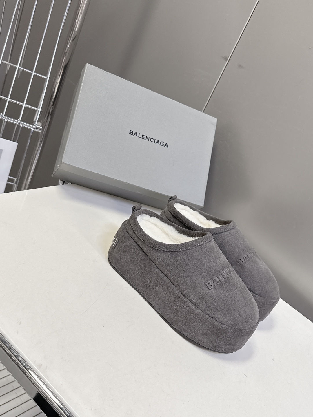  BALENCIAGA巴黎世家秋冬最新款厚底毛毛拖
时装博主与欧美明星大爱款 冬季必备款 时尚却不过分张