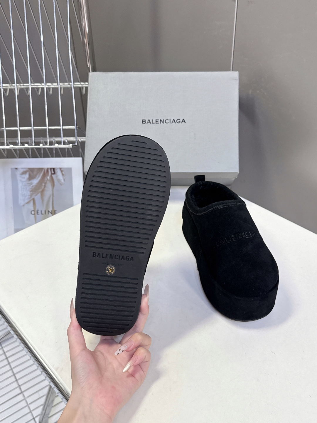  BALENCIAGA巴黎世家秋冬最新款厚底毛毛拖
时装博主与欧美明星大爱款 冬季必备款 时尚却不过分张