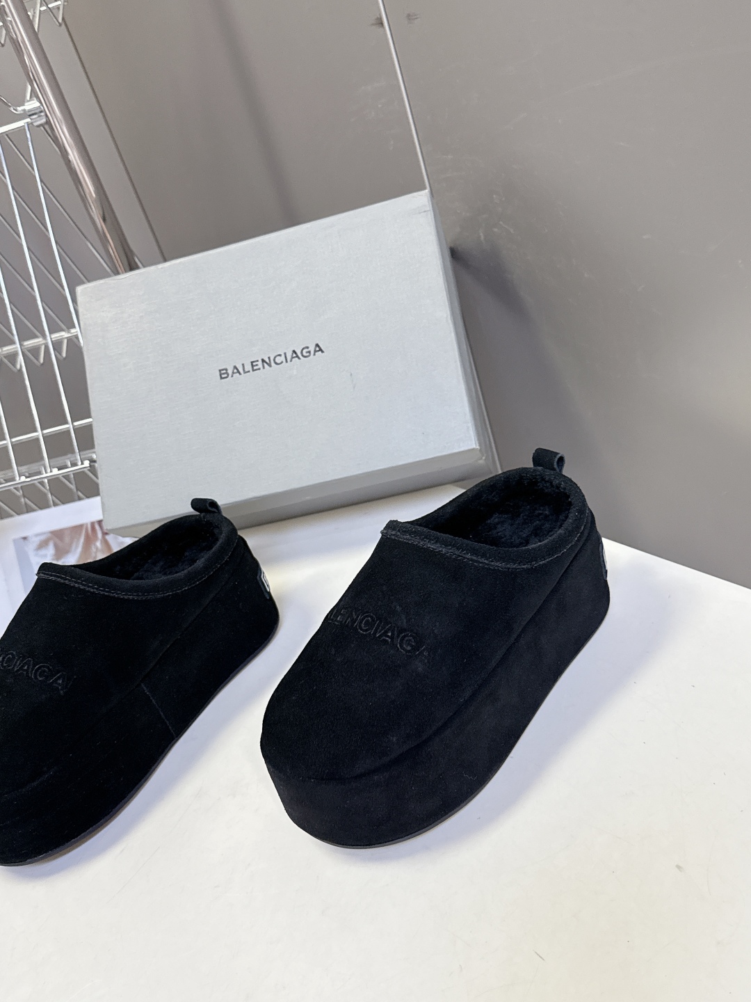  BALENCIAGA巴黎世家秋冬最新款厚底毛毛拖
时装博主与欧美明星大爱款 冬季必备款 时尚却不过分张