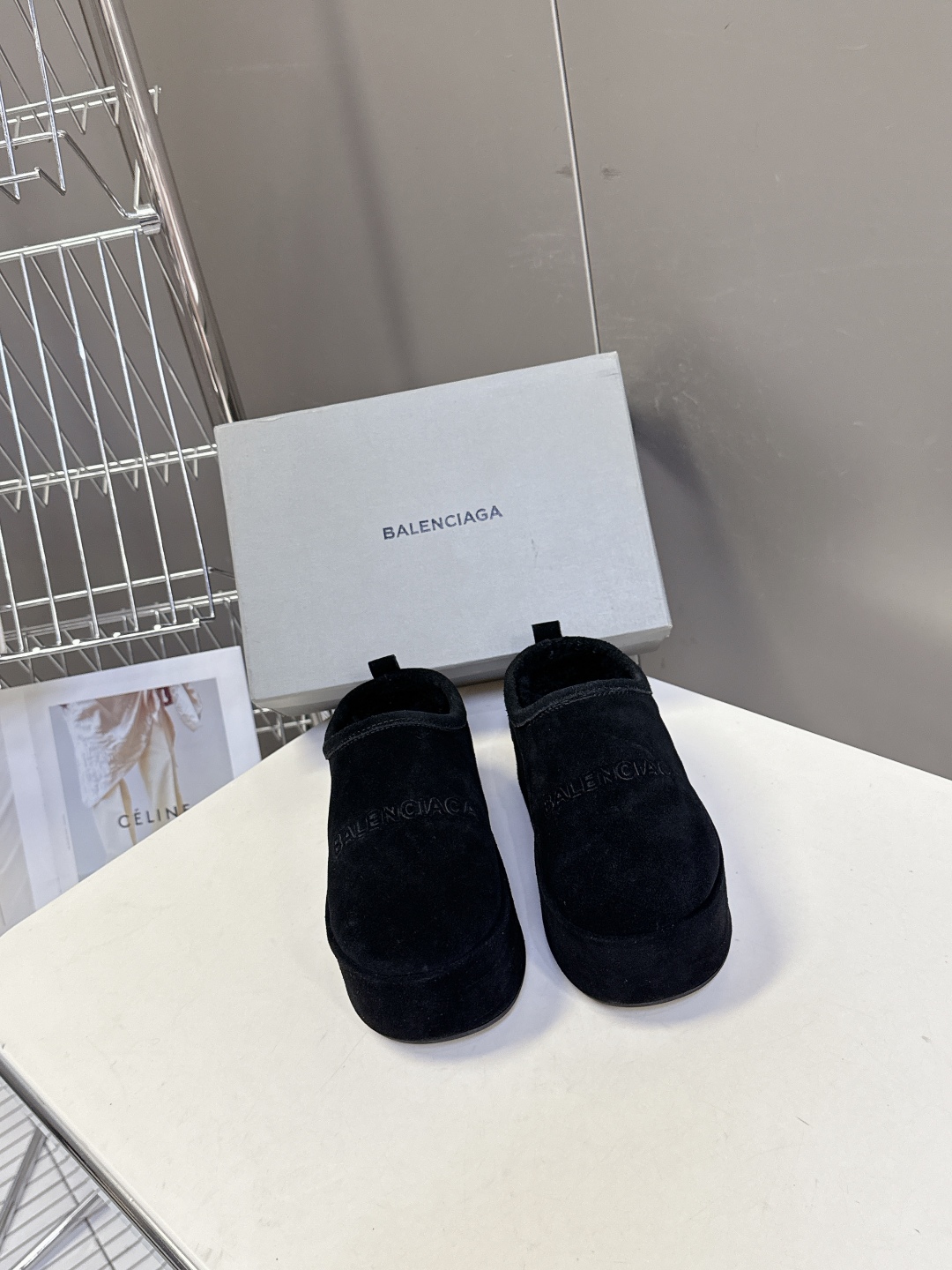  BALENCIAGA巴黎世家秋冬最新款厚底毛毛拖
时装博主与欧美明星大爱款 冬季必备款 时尚却不过分张