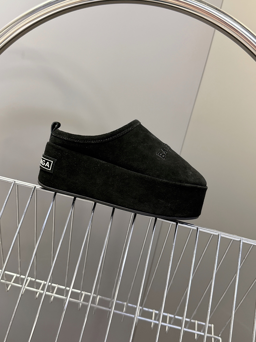  BALENCIAGA巴黎世家秋冬最新款厚底毛毛拖
时装博主与欧美明星大爱款 冬季必备款 时尚却不过分张