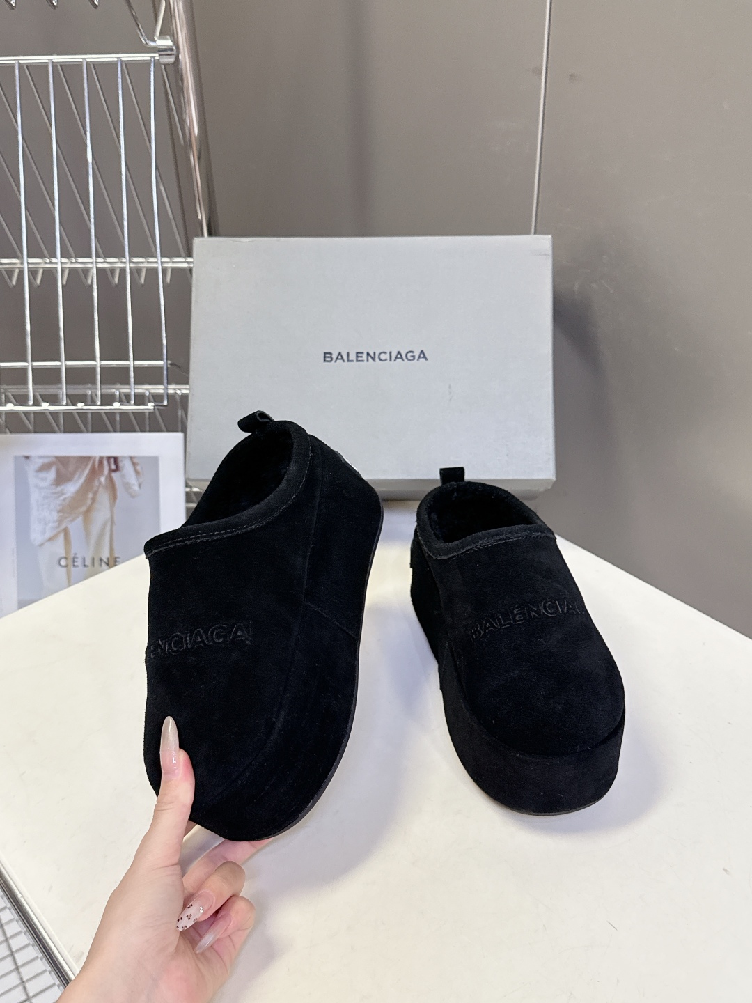  BALENCIAGA巴黎世家秋冬最新款厚底毛毛拖
时装博主与欧美明星大爱款 冬季必备款 时尚却不过分张