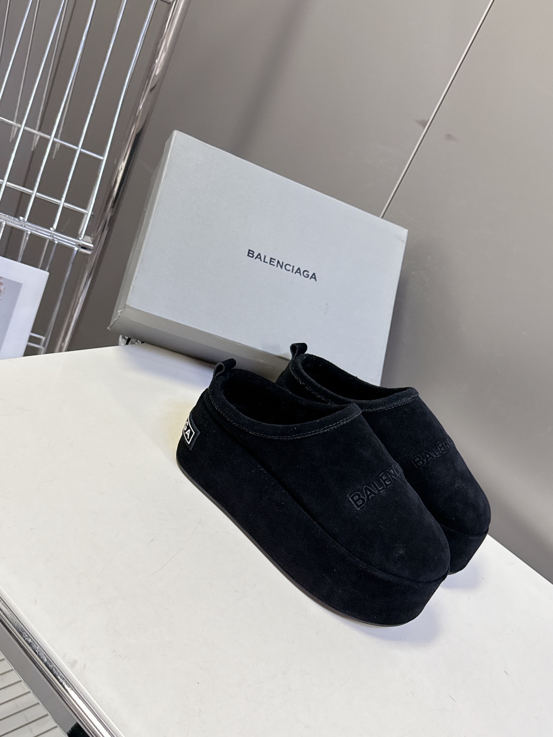  BALENCIAGA巴黎世家秋冬最新款厚底毛毛拖
时装博主与欧美明星大爱款 冬季必备款 时尚却不过分张
