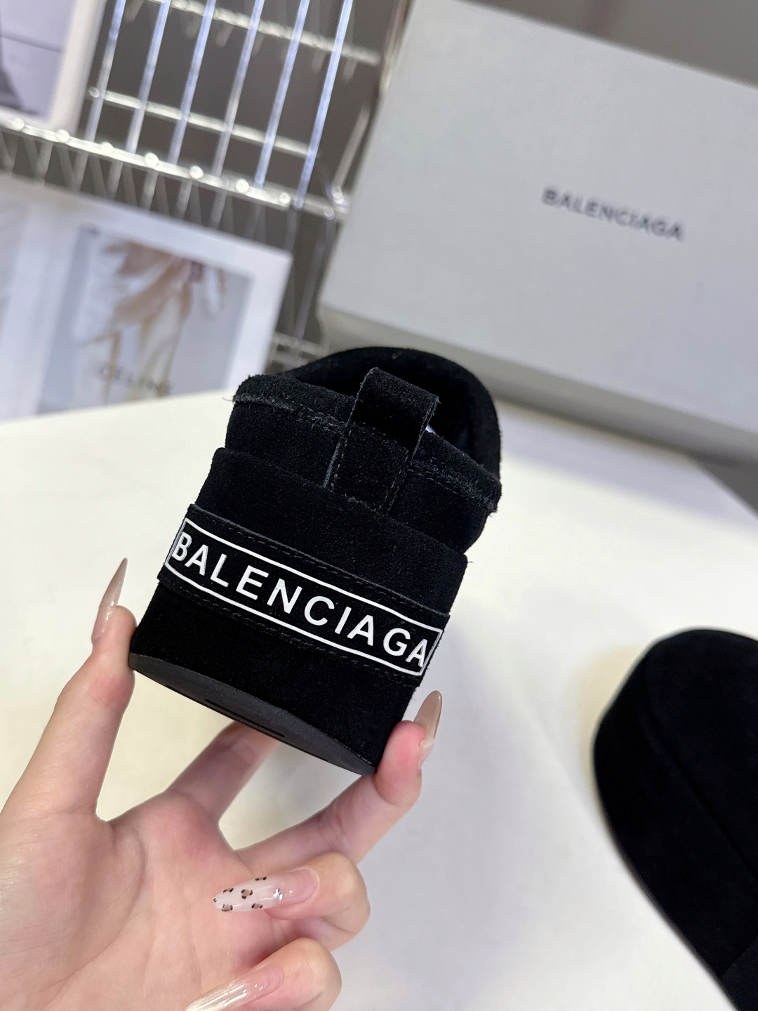  BALENCIAGA巴黎世家秋冬最新款厚底毛毛拖
时装博主与欧美明星大爱款 冬季必备款 时尚却不过分张