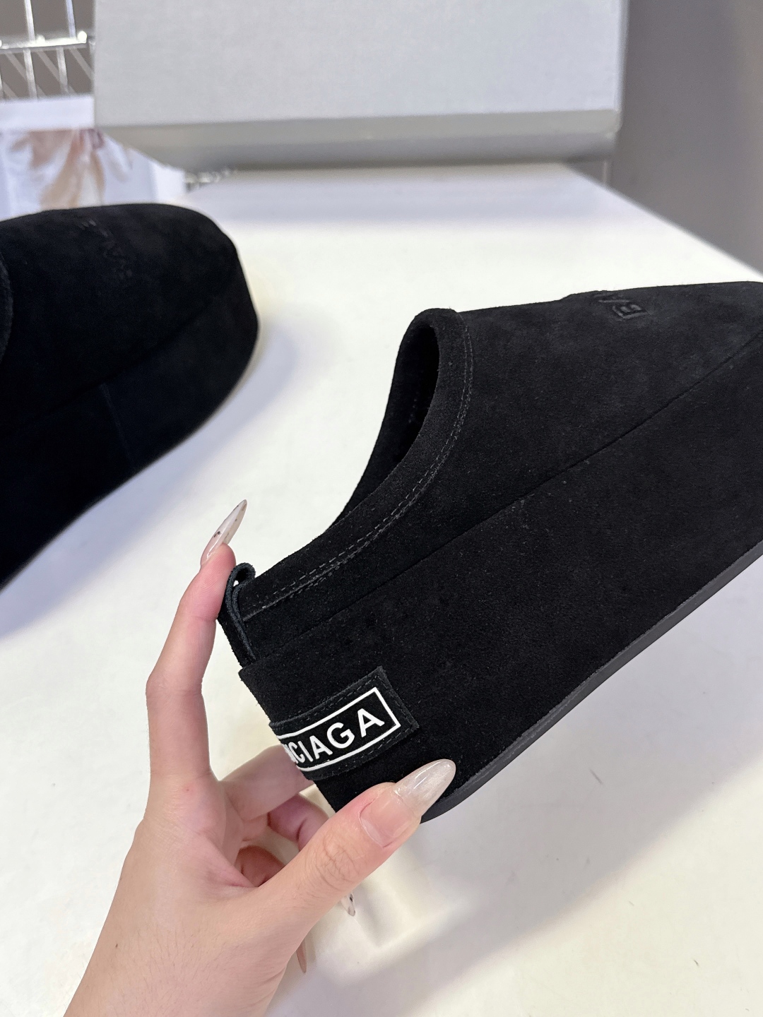  BALENCIAGA巴黎世家秋冬最新款厚底毛毛拖
时装博主与欧美明星大爱款 冬季必备款 时尚却不过分张
