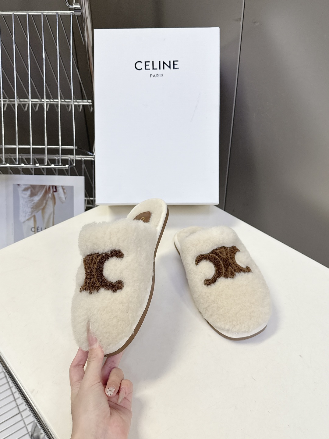  CELINE思琳秋冬最新款凯旋门毛毛拖鞋～
  超多明星网红种草 这双毛拖也是好好看 整体一看就是非常