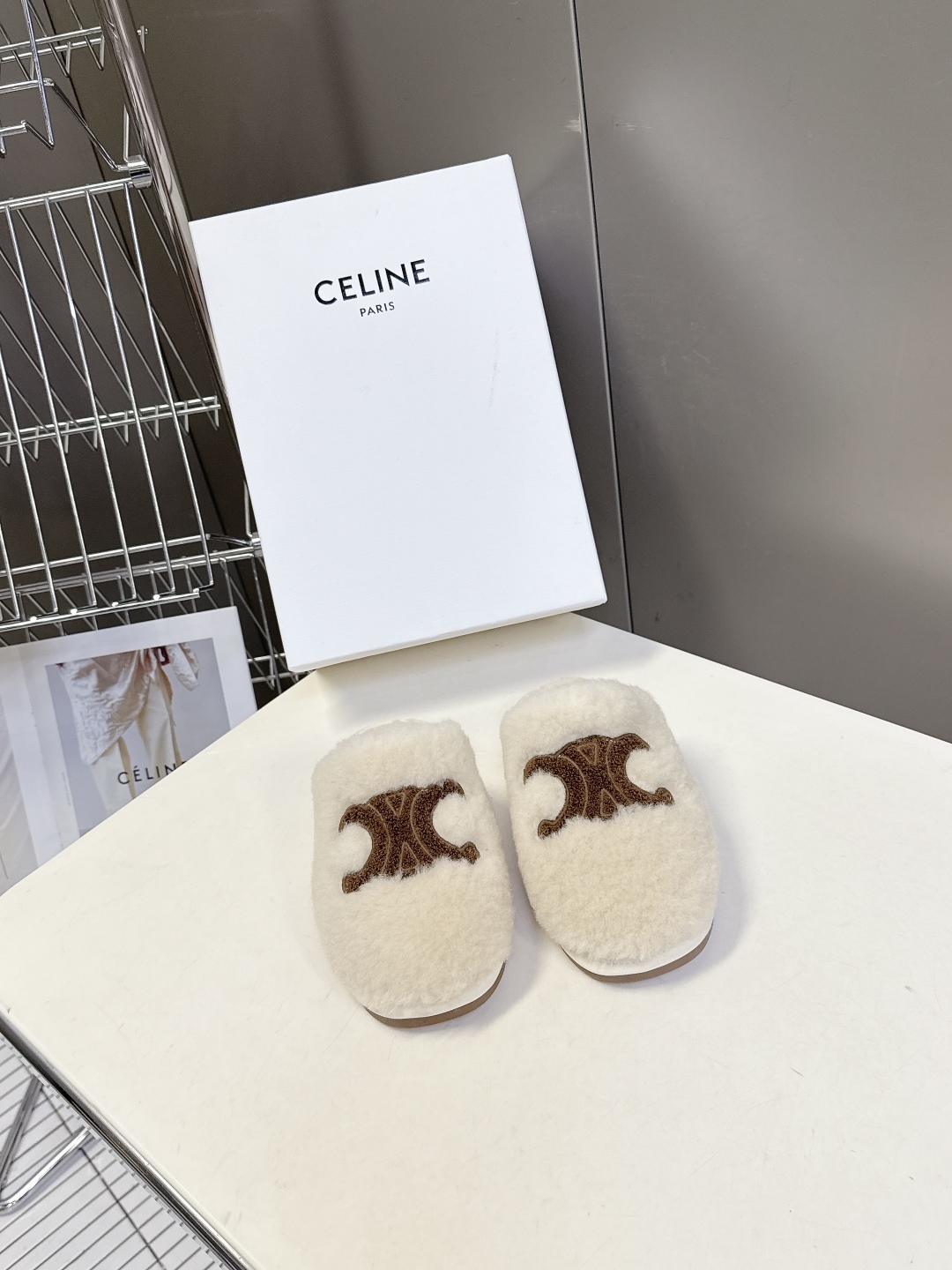  CELINE思琳秋冬最新款凯旋门毛毛拖鞋～
  超多明星网红种草 这双毛拖也是好好看 整体一看就是非常
