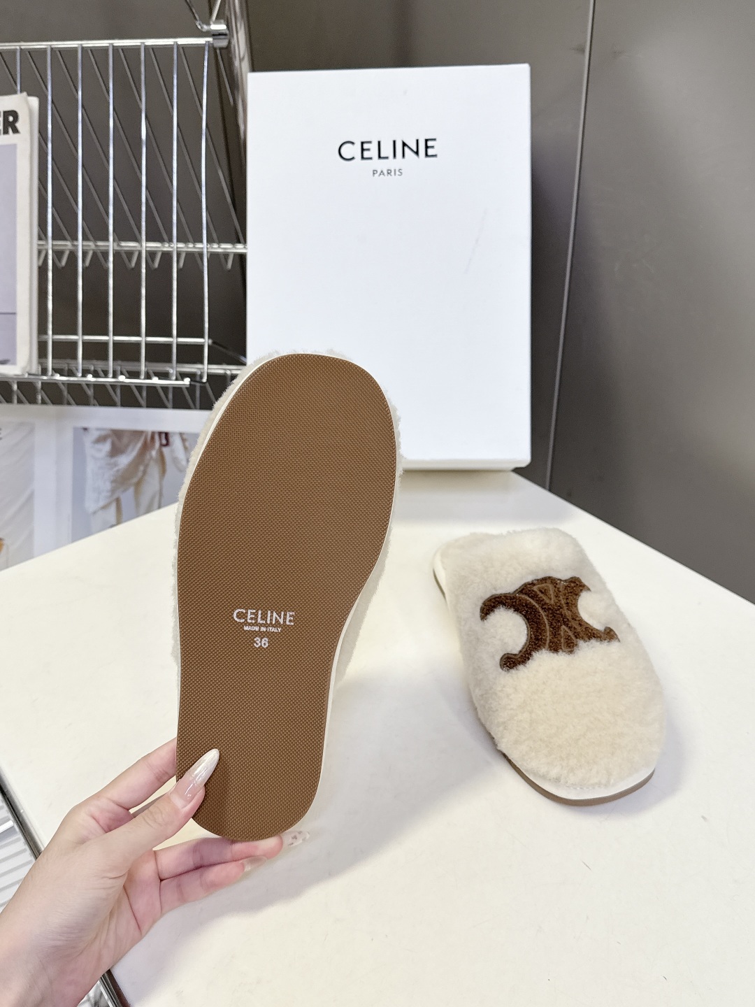  CELINE思琳秋冬最新款凯旋门毛毛拖鞋～
  超多明星网红种草 这双毛拖也是好好看 整体一看就是非常