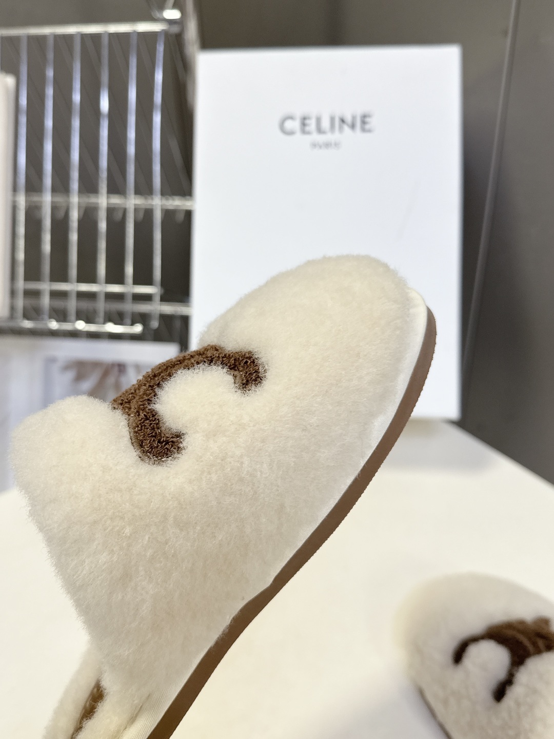  CELINE思琳秋冬最新款凯旋门毛毛拖鞋～
  超多明星网红种草 这双毛拖也是好好看 整体一看就是非常
