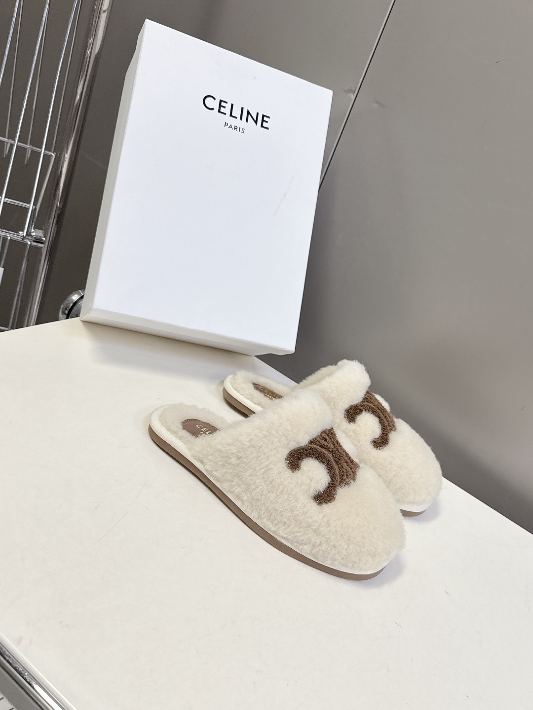  CELINE思琳秋冬最新款凯旋门毛毛拖鞋～
  超多明星网红种草 这双毛拖也是好好看 整体一看就是非常