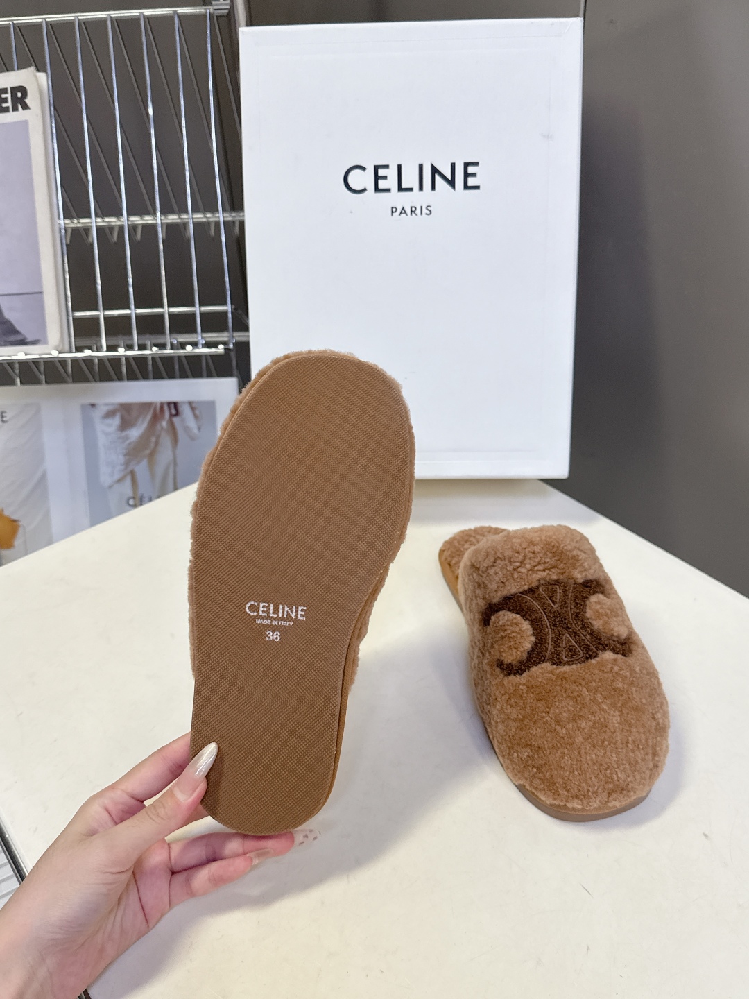  CELINE思琳秋冬最新款凯旋门毛毛拖鞋～
  超多明星网红种草 这双毛拖也是好好看 整体一看就是非常