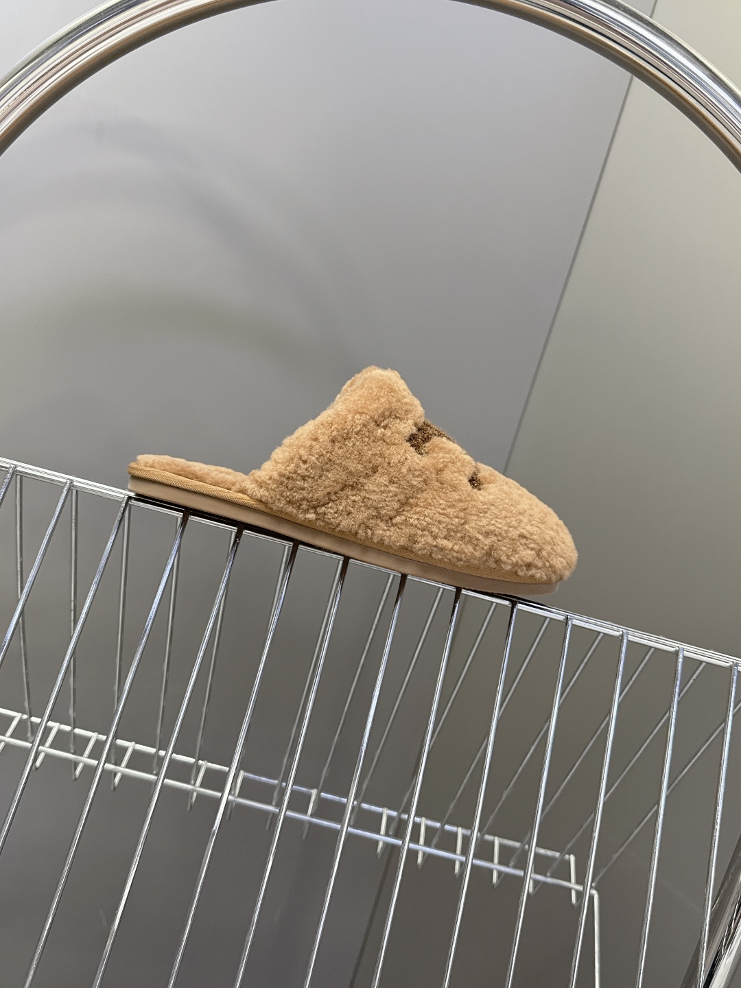  CELINE思琳秋冬最新款凯旋门毛毛拖鞋～
  超多明星网红种草 这双毛拖也是好好看 整体一看就是非常