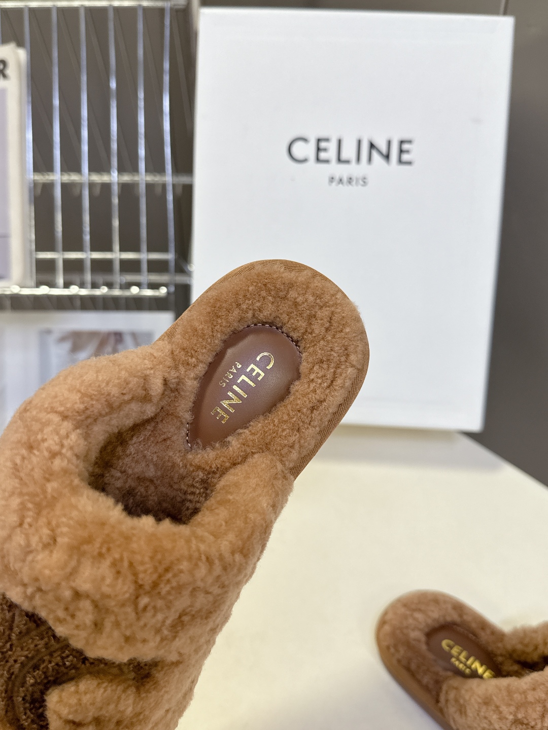  CELINE思琳秋冬最新款凯旋门毛毛拖鞋～
  超多明星网红种草 这双毛拖也是好好看 整体一看就是非常