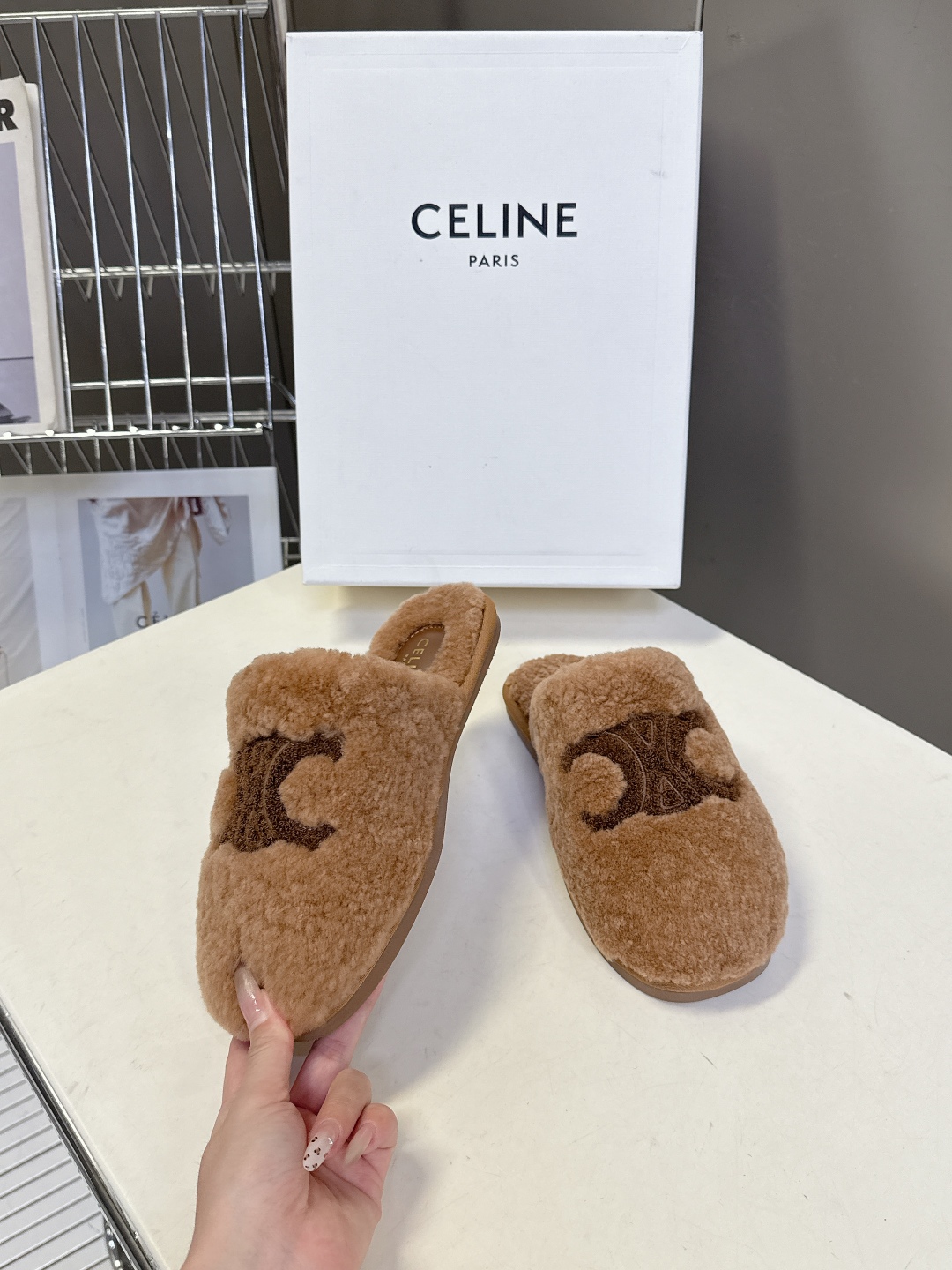  CELINE思琳秋冬最新款凯旋门毛毛拖鞋～
  超多明星网红种草 这双毛拖也是好好看 整体一看就是非常