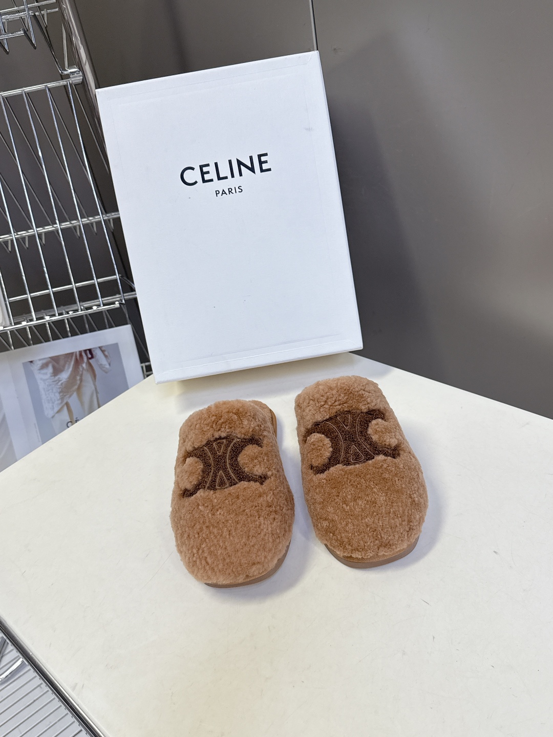  CELINE思琳秋冬最新款凯旋门毛毛拖鞋～
  超多明星网红种草 这双毛拖也是好好看 整体一看就是非常