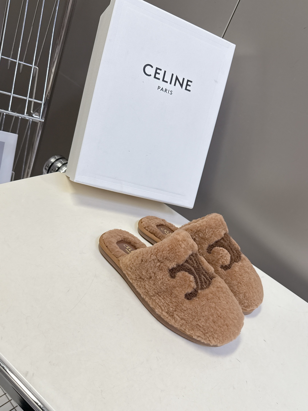  CELINE思琳秋冬最新款凯旋门毛毛拖鞋～
  超多明星网红种草 这双毛拖也是好好看 整体一看就是非常