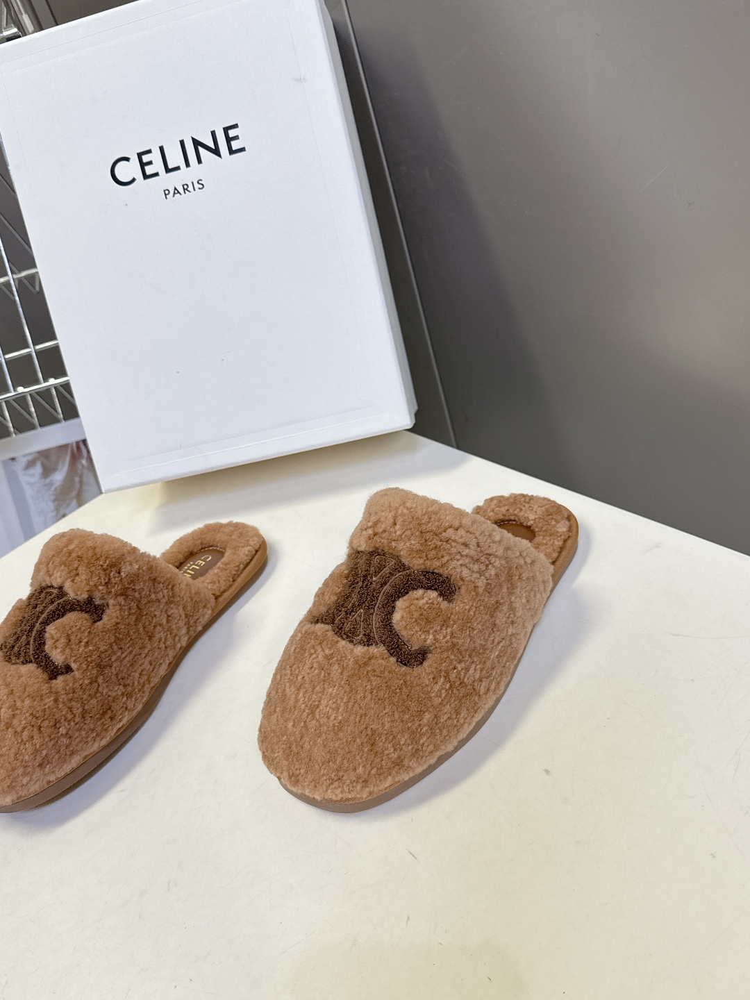  CELINE思琳秋冬最新款凯旋门毛毛拖鞋～
  超多明星网红种草 这双毛拖也是好好看 整体一看就是非常