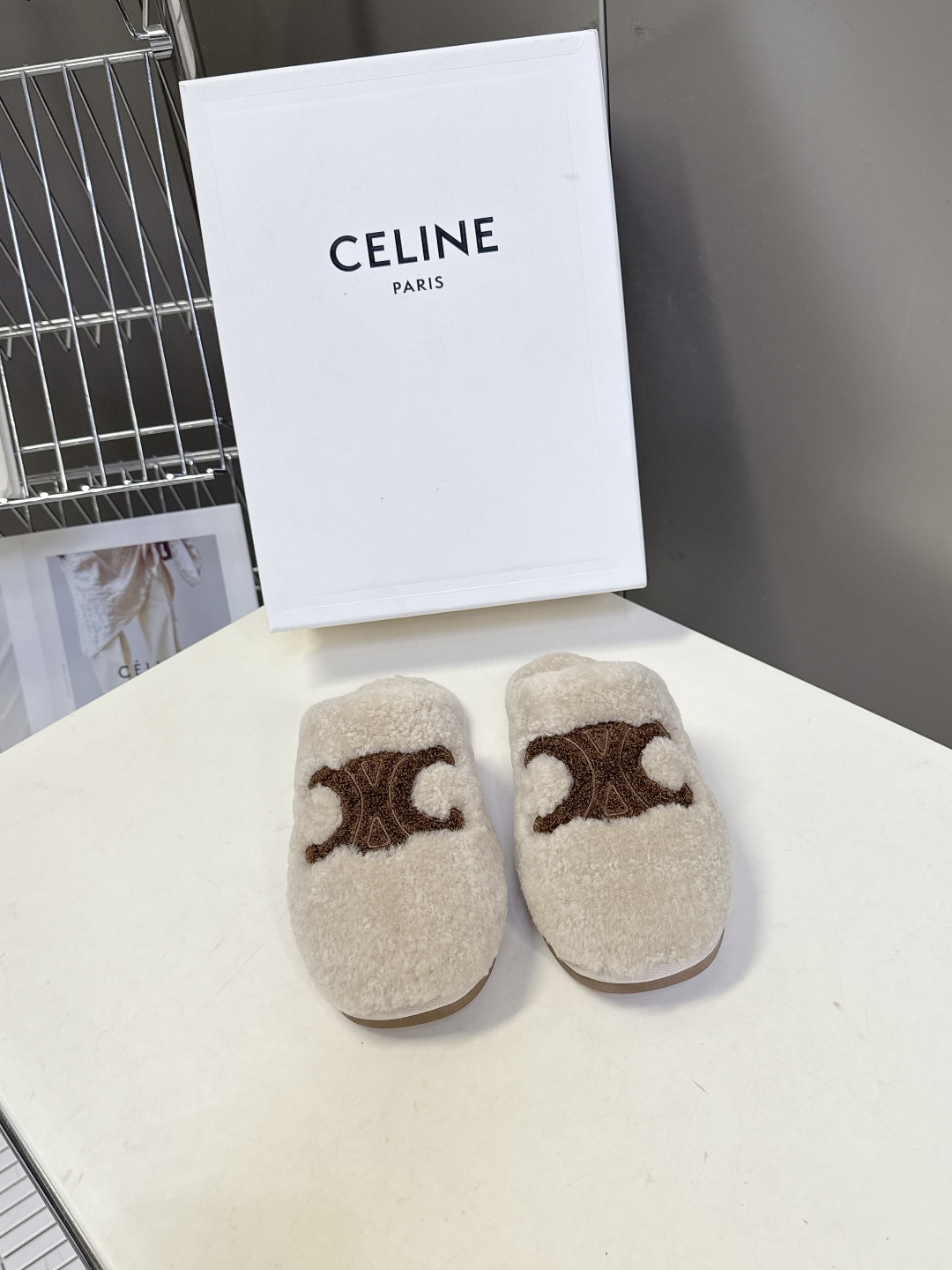  CELINE思琳秋冬最新款凯旋门毛毛拖鞋～
  超多明星网红种草 这双毛拖也是好好看 整体一看就是非常