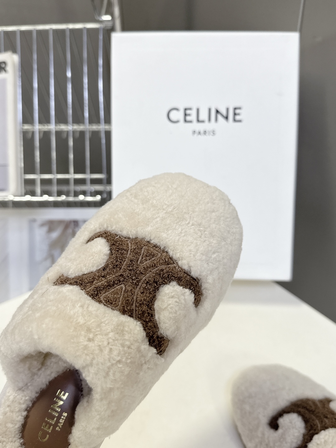  CELINE思琳秋冬最新款凯旋门毛毛拖鞋～
  超多明星网红种草 这双毛拖也是好好看 整体一看就是非常