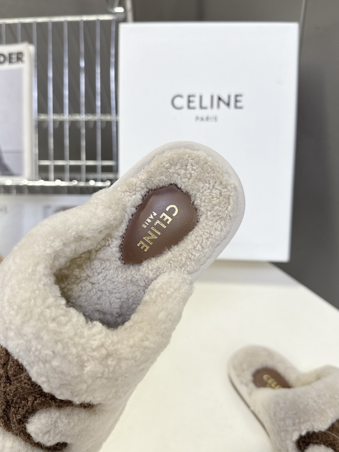  CELINE思琳秋冬最新款凯旋门毛毛拖鞋～
  超多明星网红种草 这双毛拖也是好好看 整体一看就是非常