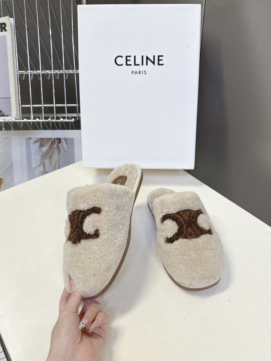  CELINE思琳秋冬最新款凯旋门毛毛拖鞋～
  超多明星网红种草 这双毛拖也是好好看 整体一看就是非常