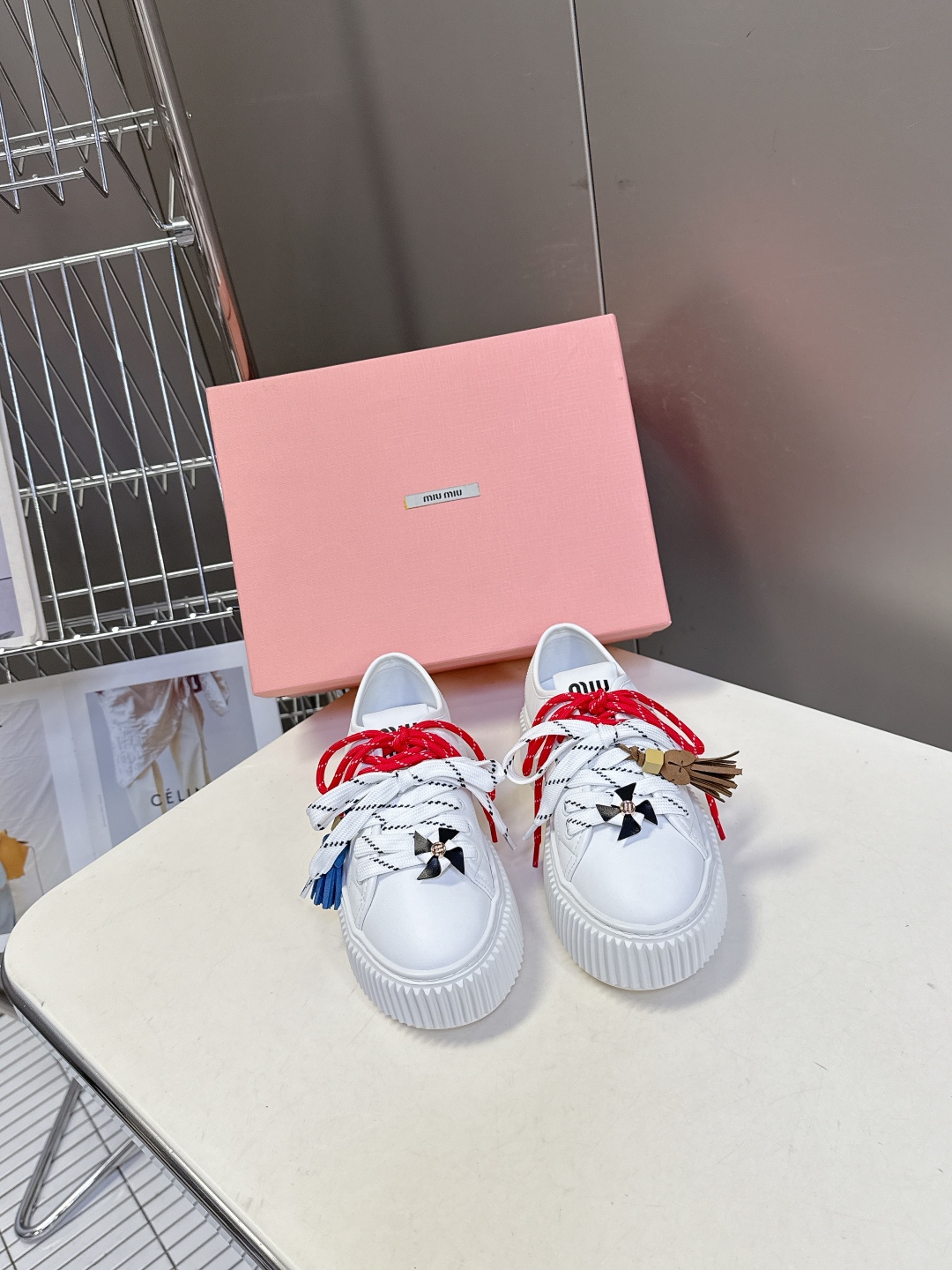  MiuMiu缪缪春夏走秀款饼干鞋 厚底鞋 休闲鞋
 超多明星网红种草 简约的运动板鞋设计，极具辨识度的