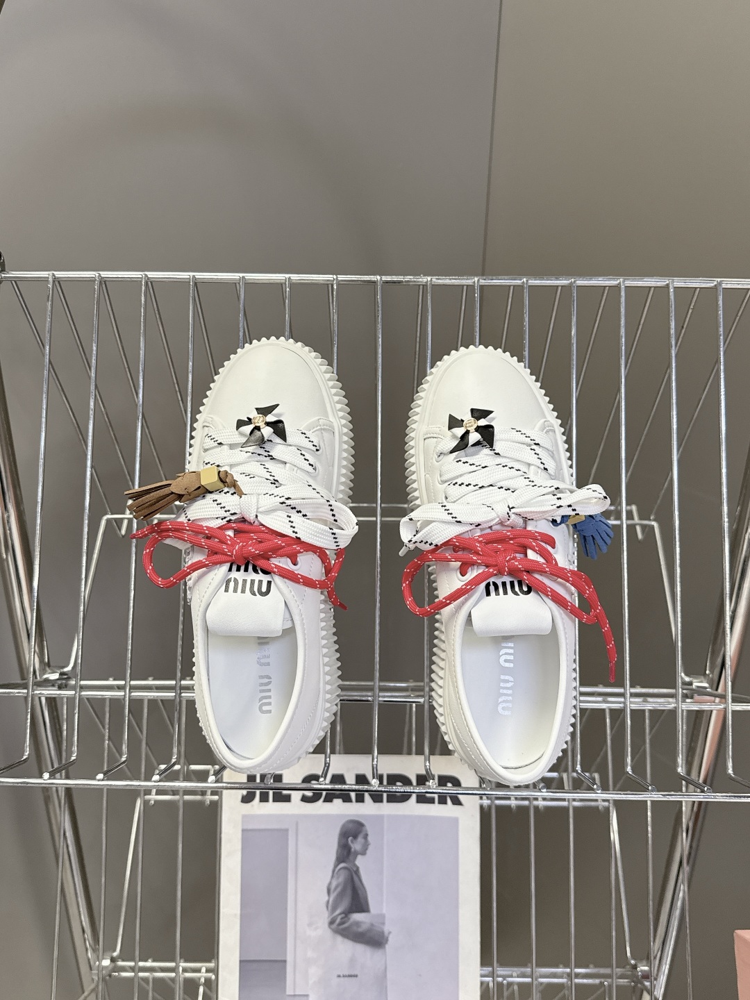  MiuMiu缪缪春夏走秀款饼干鞋 厚底鞋 休闲鞋
 超多明星网红种草 简约的运动板鞋设计，极具辨识度的