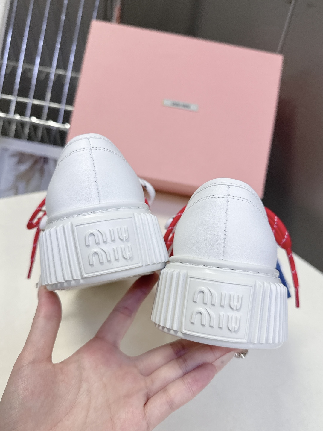 MiuMiu缪缪春夏走秀款饼干鞋 厚底鞋 休闲鞋
 超多明星网红种草 简约的运动板鞋设计，极具辨识度的