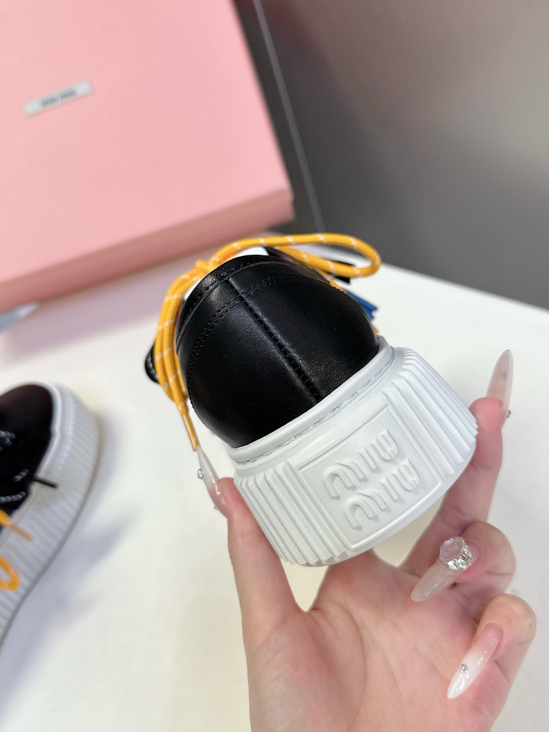  MiuMiu缪缪春夏走秀款饼干鞋 厚底鞋 休闲鞋
 超多明星网红种草 简约的运动板鞋设计，极具辨识度的