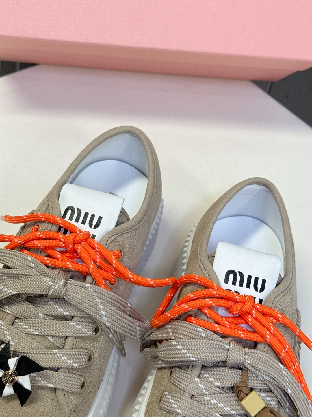  MiuMiu缪缪春夏走秀款饼干鞋 厚底鞋 休闲鞋
 超多明星网红种草 简约的运动板鞋设计，极具辨识度的