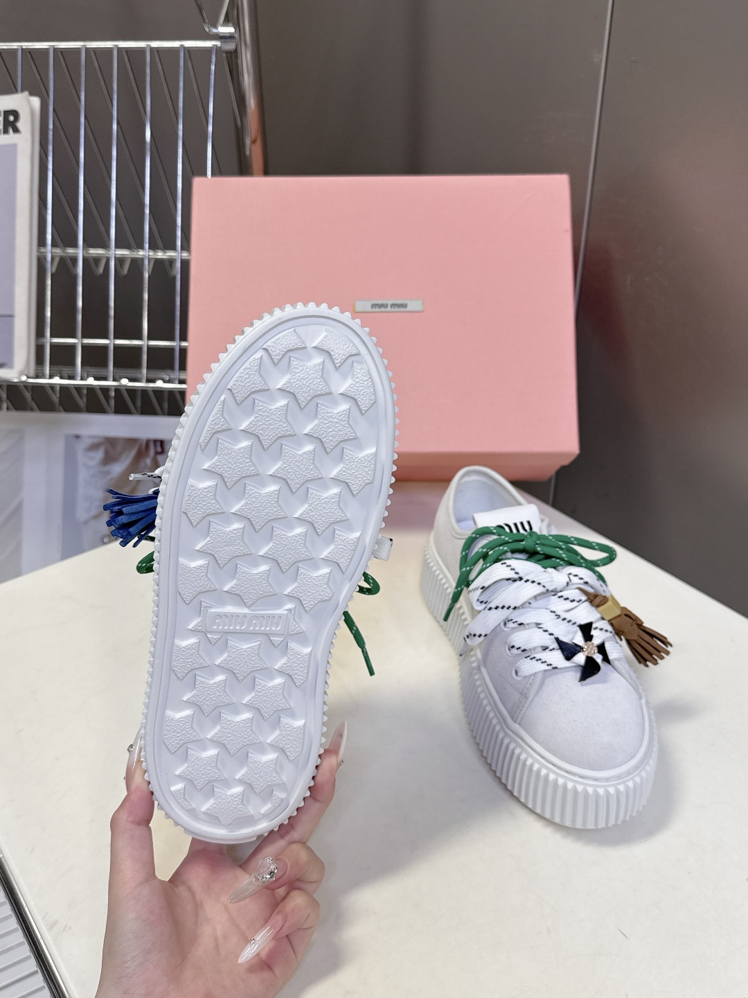  MiuMiu缪缪春夏走秀款饼干鞋 厚底鞋 休闲鞋
 超多明星网红种草 简约的运动板鞋设计，极具辨识度的