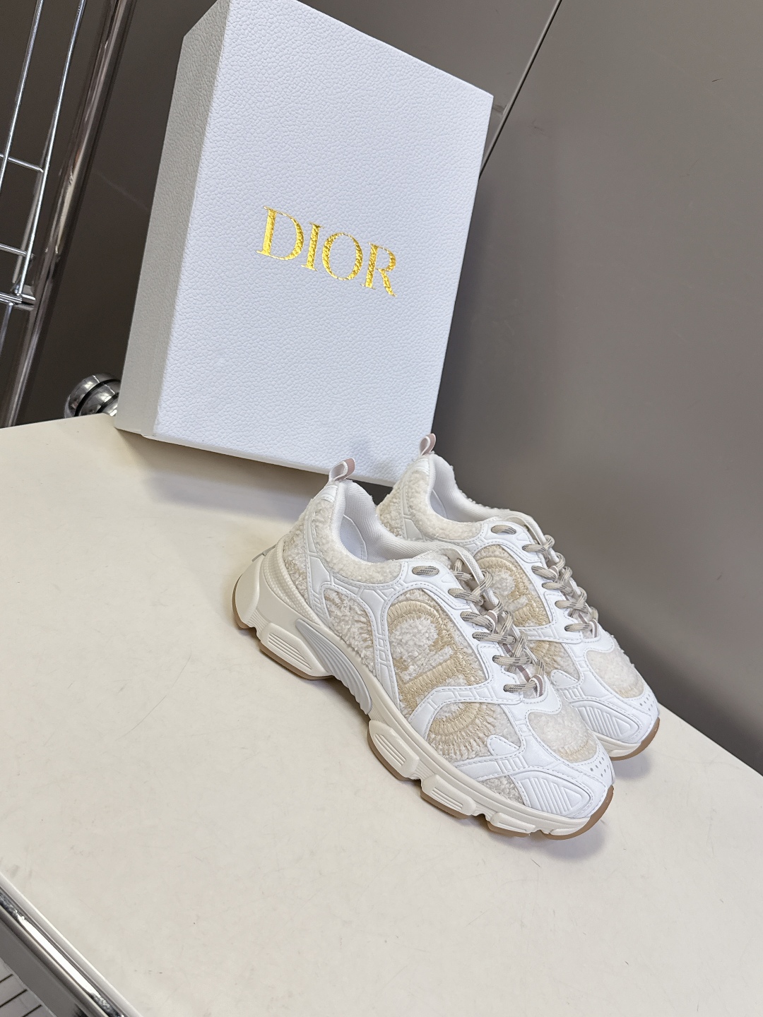  Dior迪奥Chrono系列最新款 运动鞋 
  这款Dior chrono运动鞋延续经久不衰的轮廓，