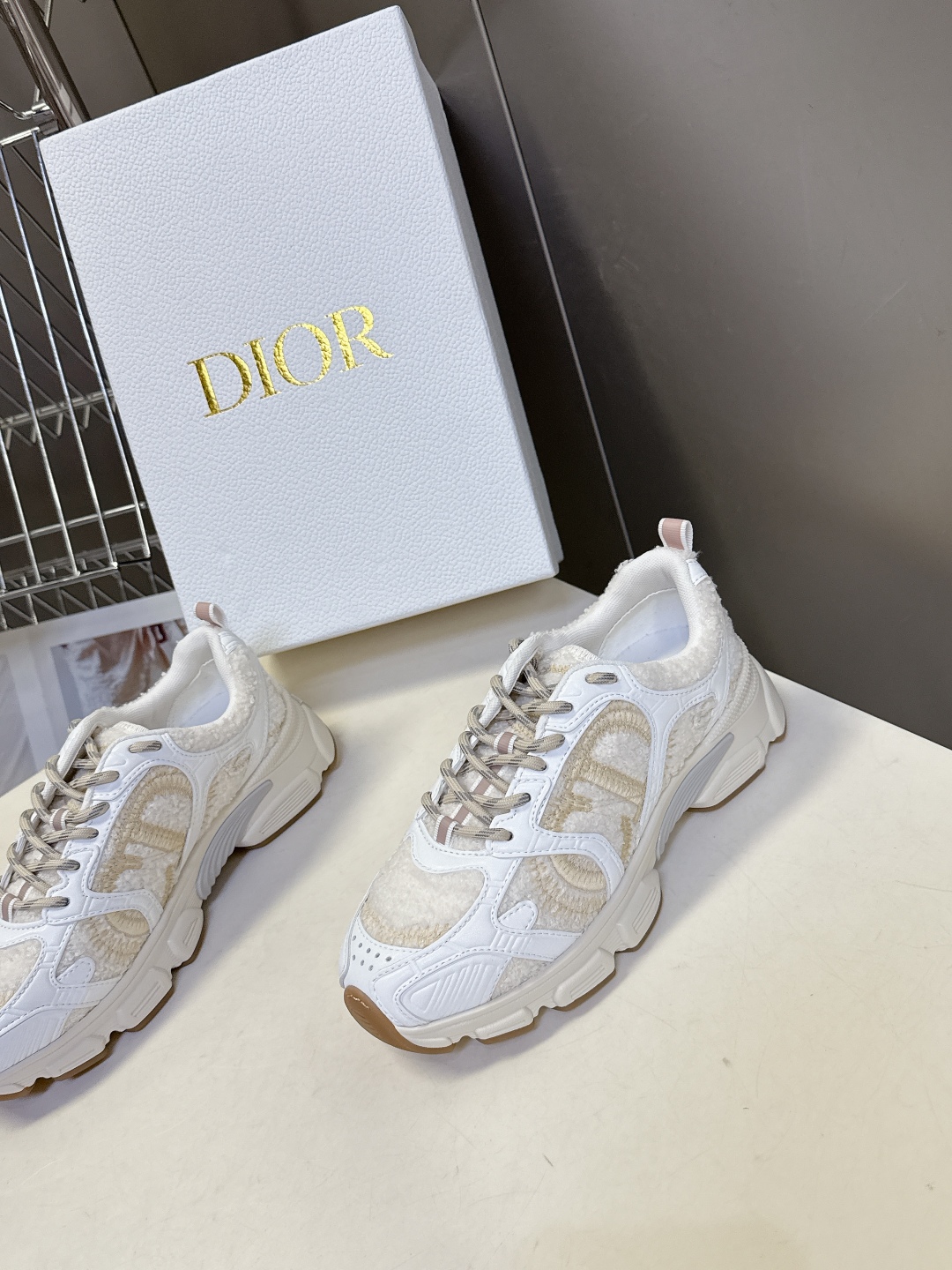  Dior迪奥Chrono系列最新款 运动鞋 
  这款Dior chrono运动鞋延续经久不衰的轮廓，