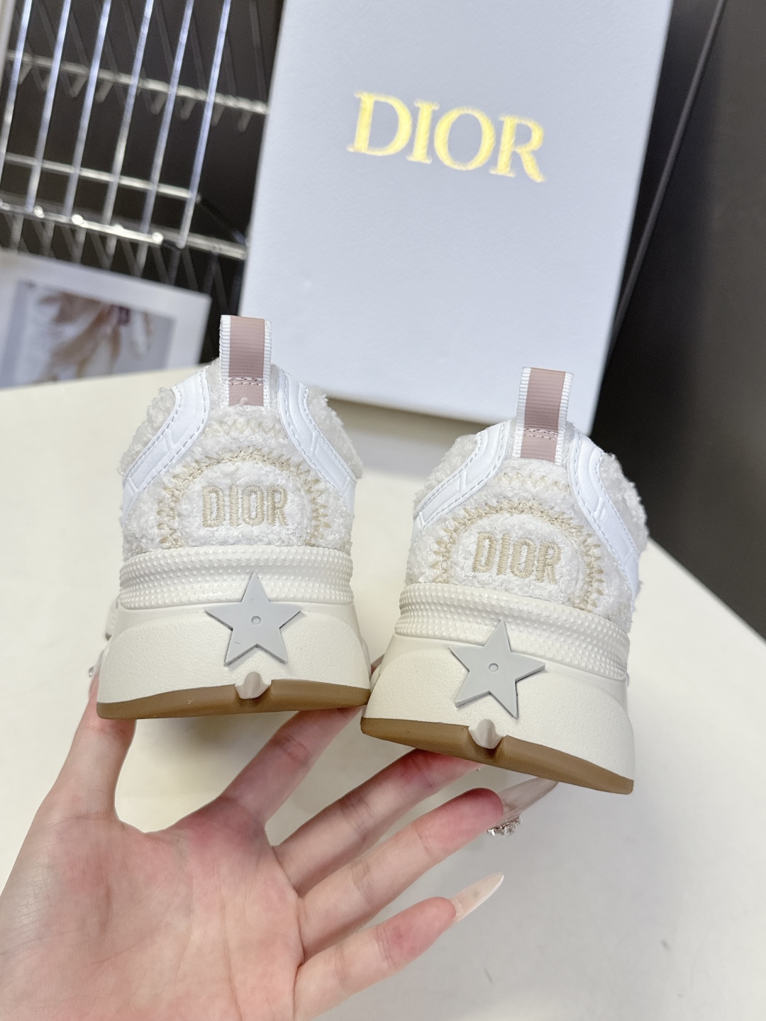  Dior迪奥Chrono系列最新款 运动鞋 
  这款Dior chrono运动鞋延续经久不衰的轮廓，