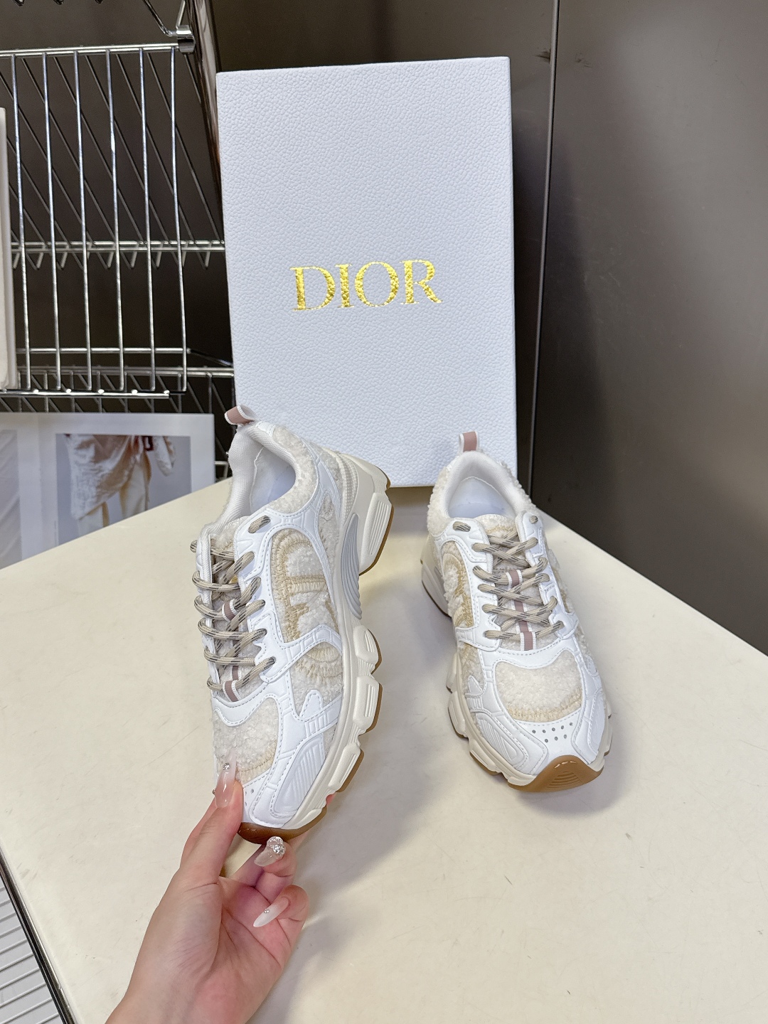  Dior迪奥Chrono系列最新款 运动鞋 
  这款Dior chrono运动鞋延续经久不衰的轮廓，