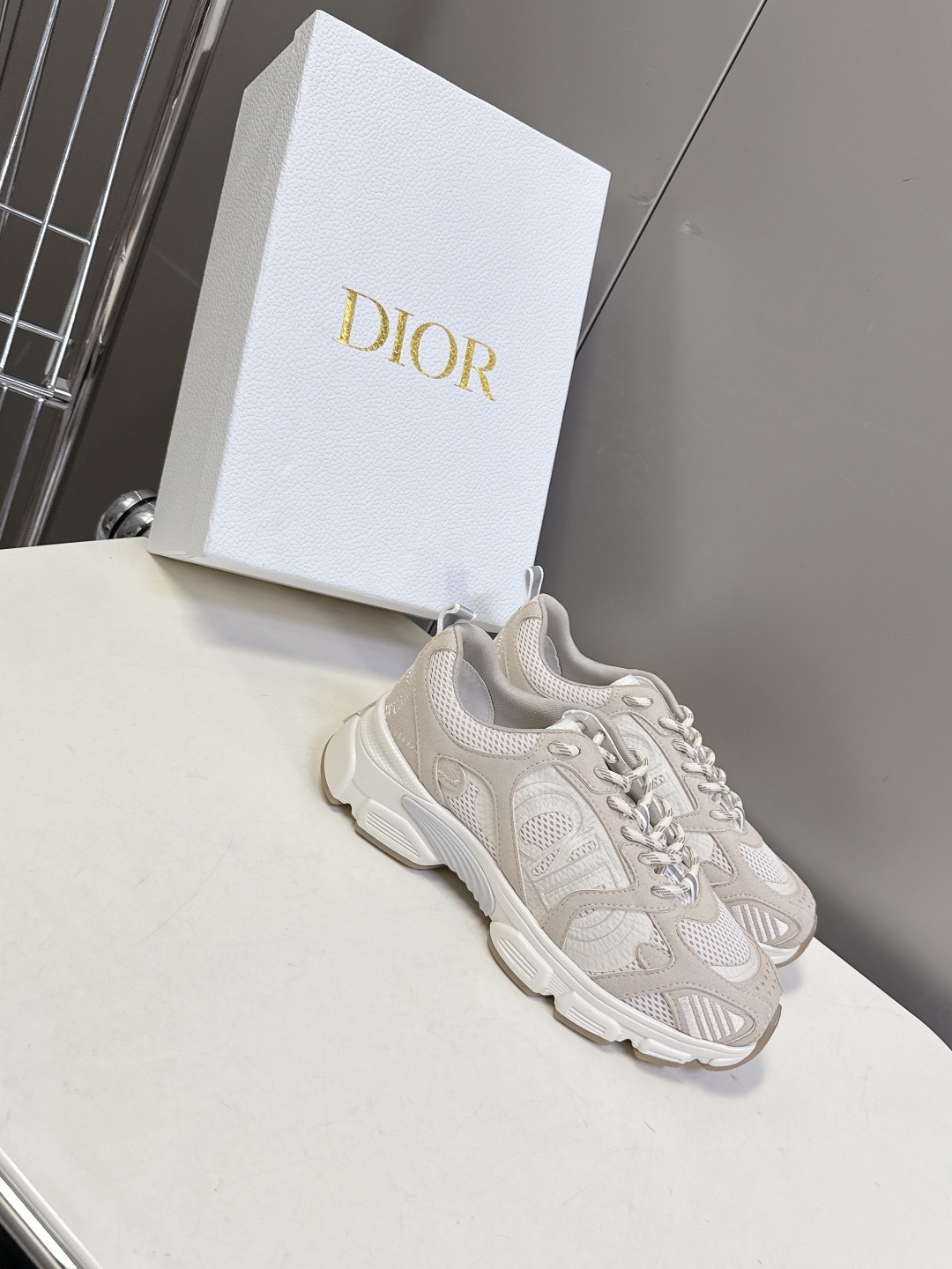  Dior迪奥Chrono系列最新款 运动鞋 
  这款Dior chrono运动鞋延续经久不衰的轮廓，