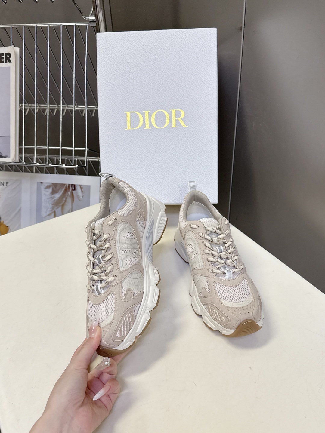  Dior迪奥Chrono系列最新款 运动鞋 
  这款Dior chrono运动鞋延续经久不衰的轮廓，