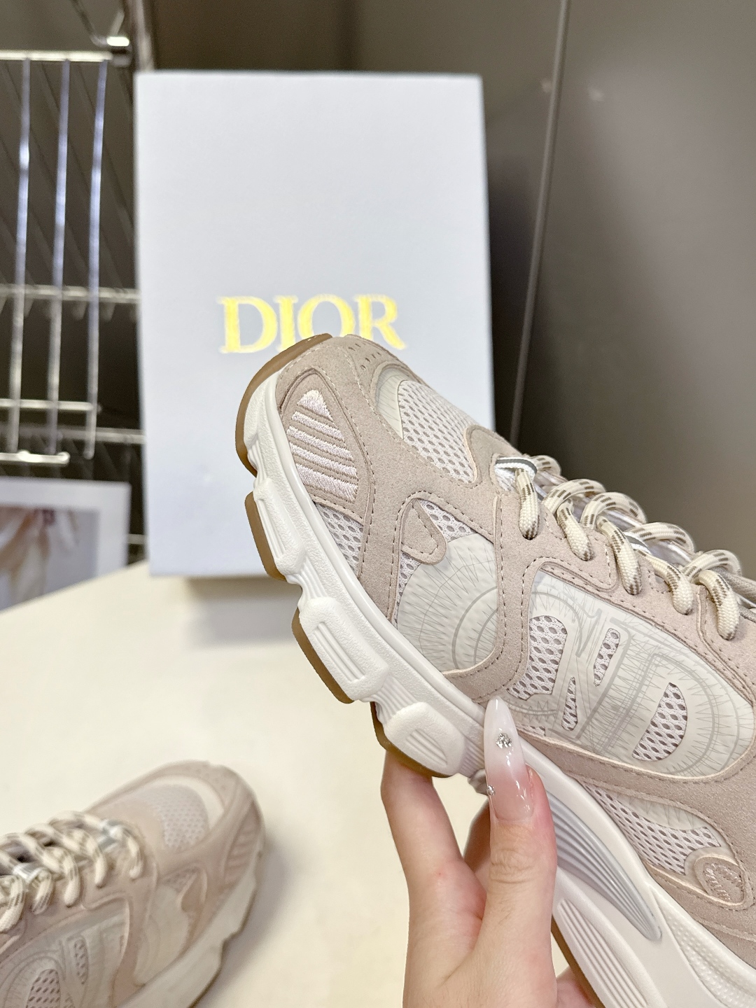  Dior迪奥Chrono系列最新款 运动鞋 
  这款Dior chrono运动鞋延续经久不衰的轮廓，