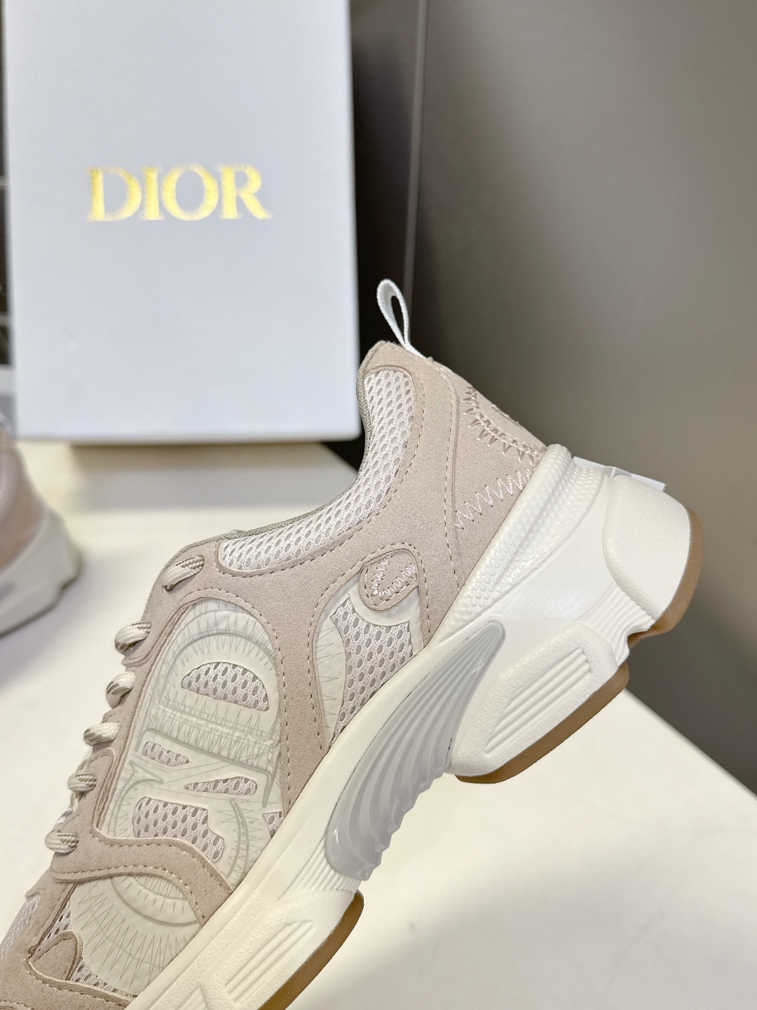  Dior迪奥Chrono系列最新款 运动鞋 
  这款Dior chrono运动鞋延续经久不衰的轮廓，