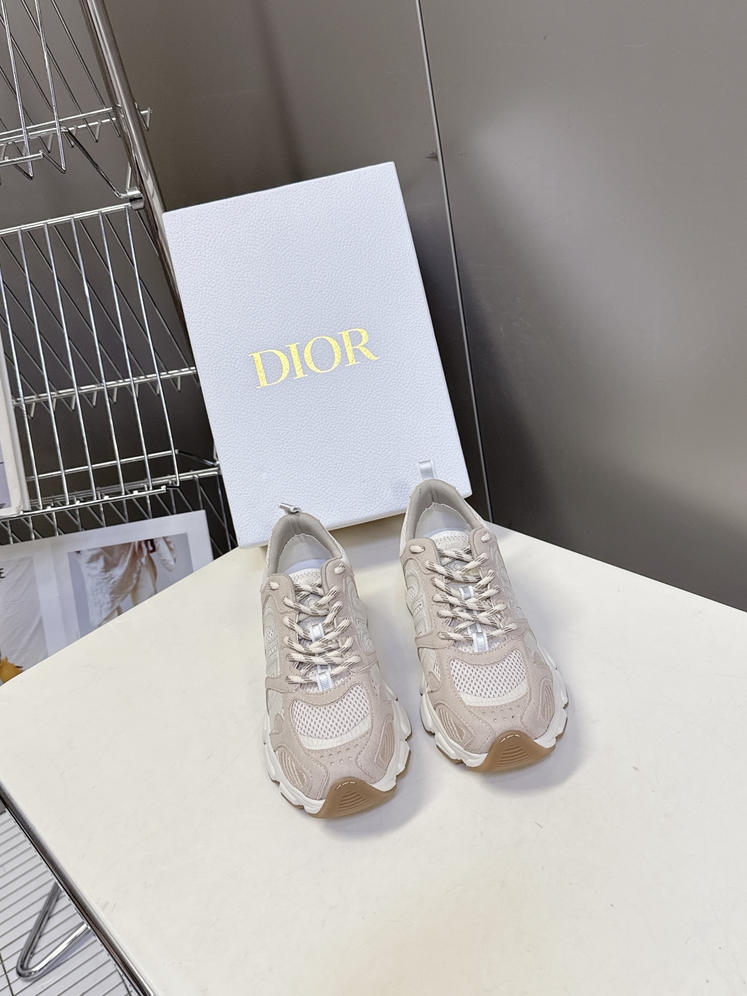 Dior迪奥Chrono系列最新款 运动鞋 
  这款Dior chrono运动鞋延续经久不衰的轮廓，