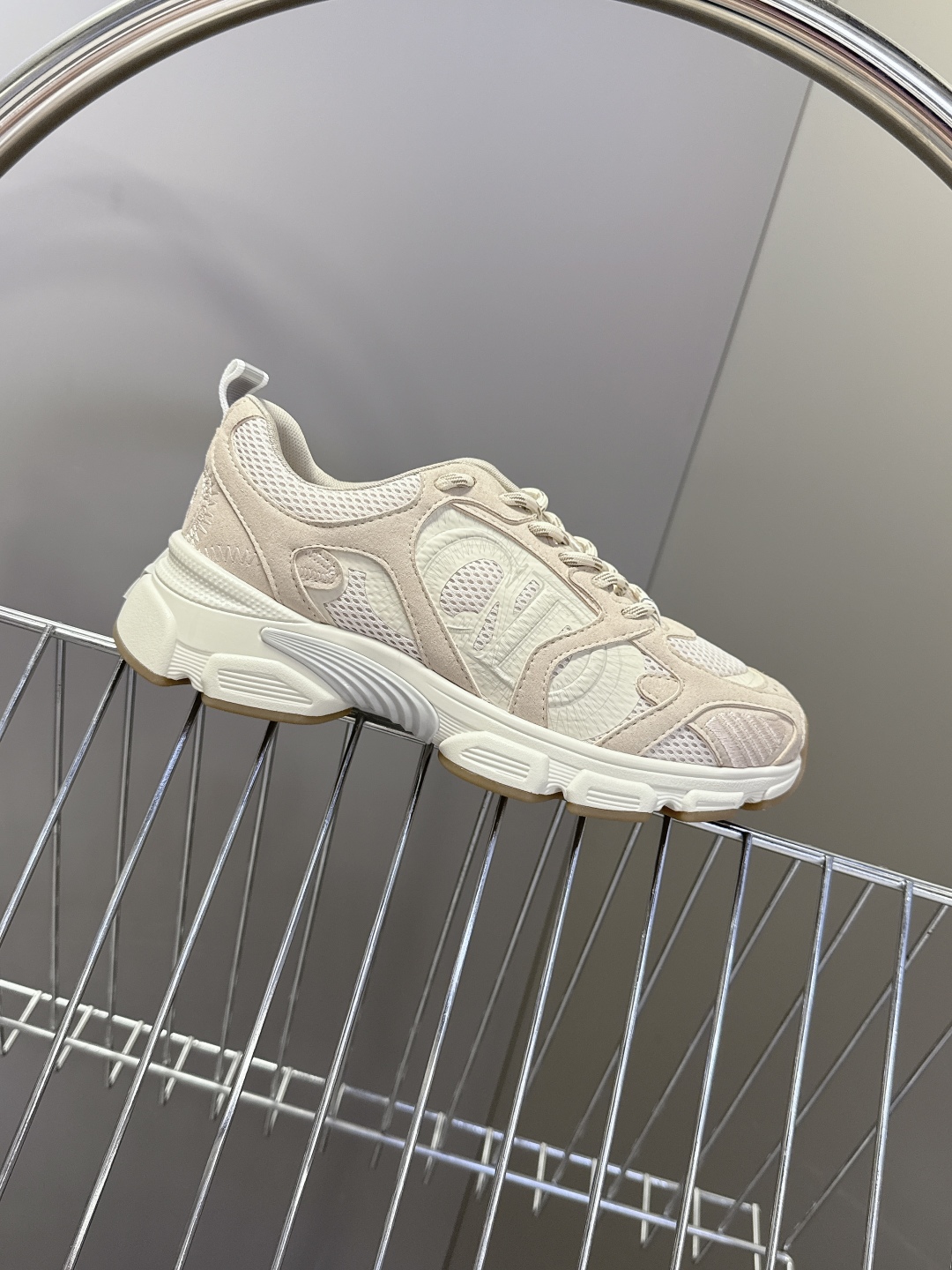  Dior迪奥Chrono系列最新款 运动鞋 
  这款Dior chrono运动鞋延续经久不衰的轮廓，