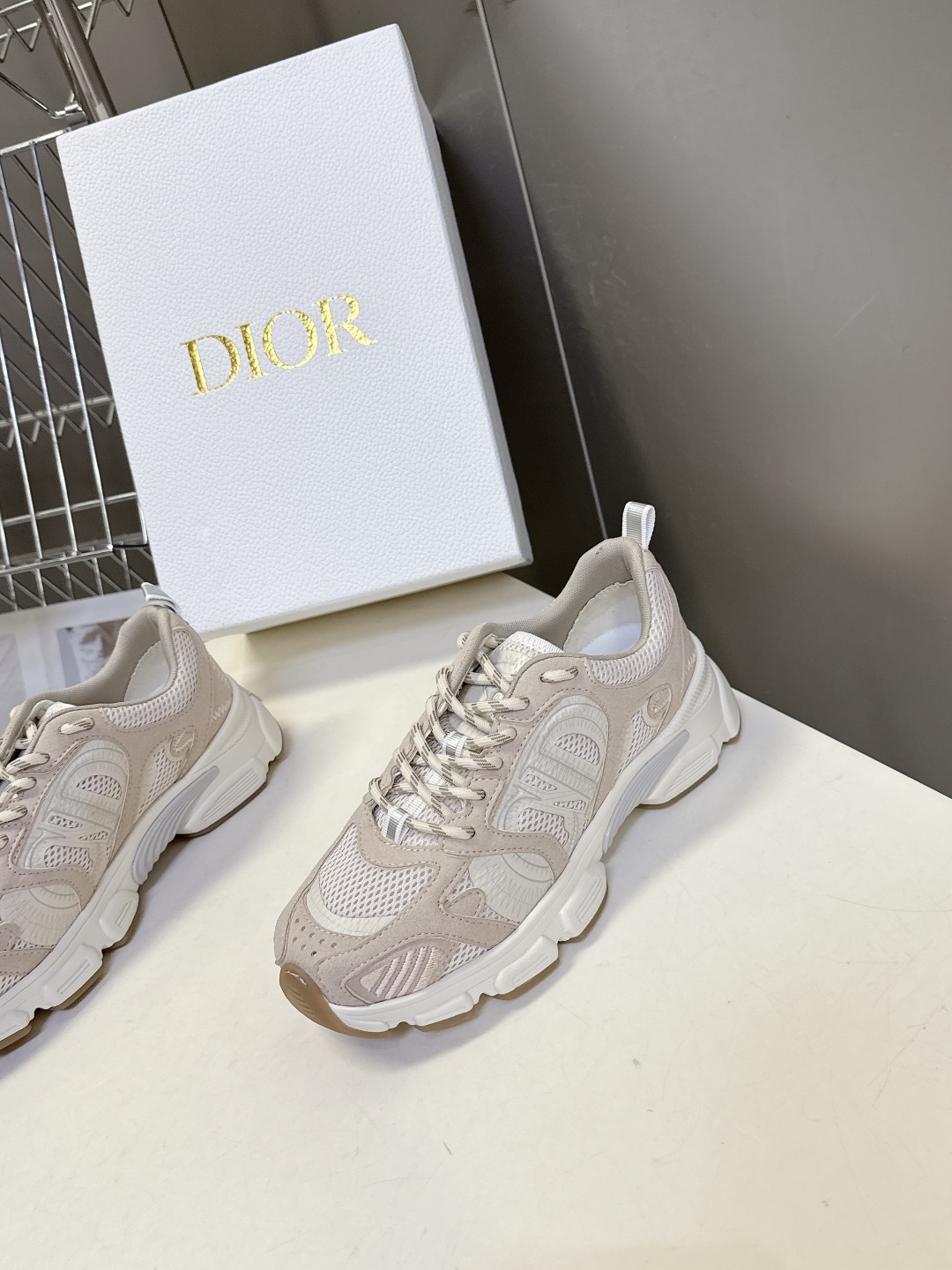  Dior迪奥Chrono系列最新款 运动鞋 
  这款Dior chrono运动鞋延续经久不衰的轮廓，