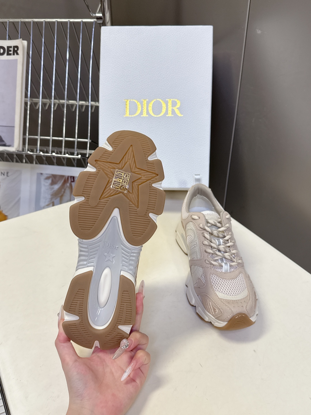  Dior迪奥Chrono系列最新款 运动鞋 
  这款Dior chrono运动鞋延续经久不衰的轮廓，