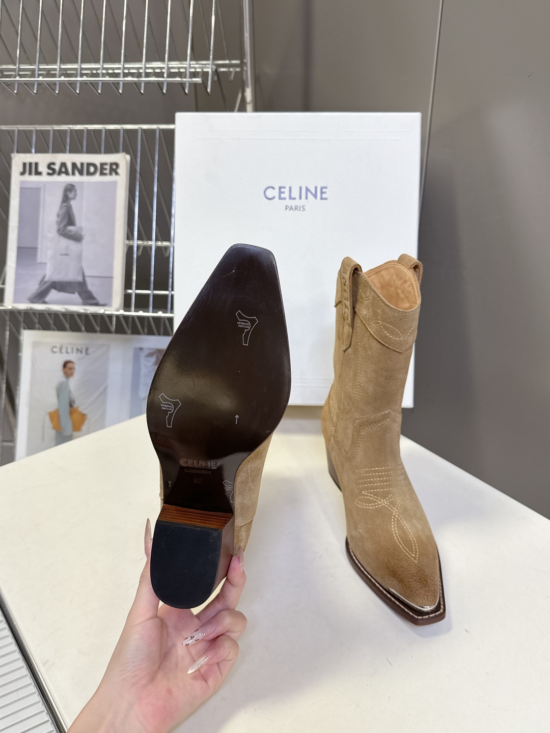  CELINE思琳专柜最新时装靴、走秀款时尚博主同款 早秋力推单品！复古欧美风格 炸街必备单品 ✔️凯旋
