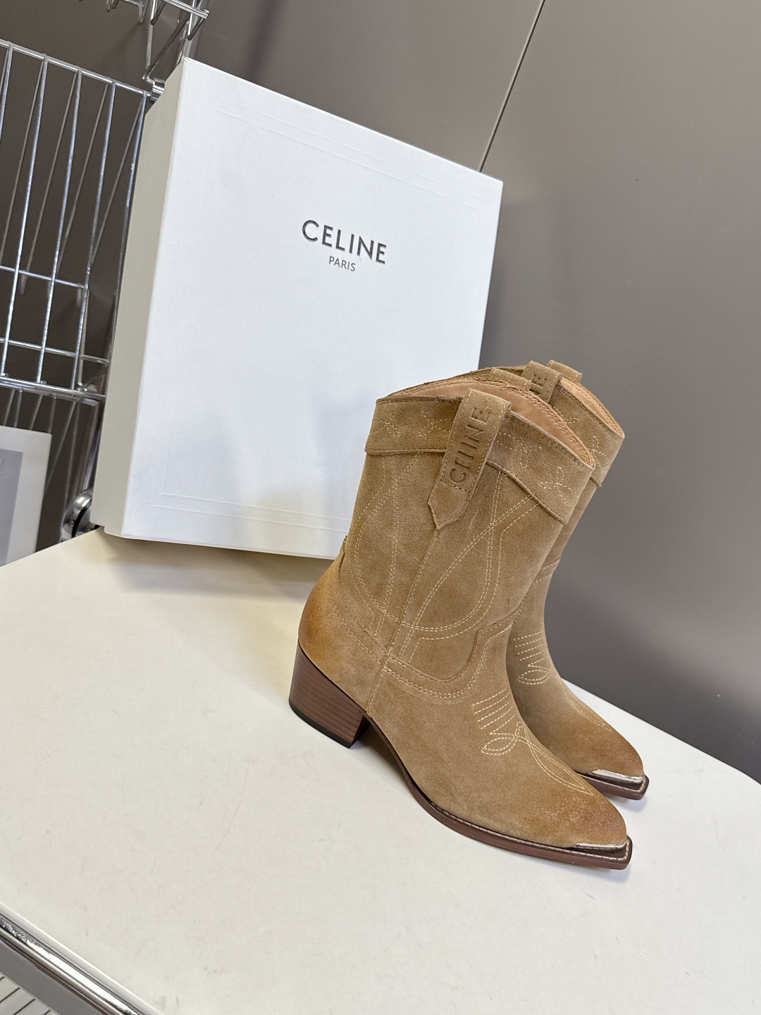  CELINE思琳专柜最新时装靴、走秀款时尚博主同款 早秋力推单品！复古欧美风格 炸街必备单品 ✔️凯旋